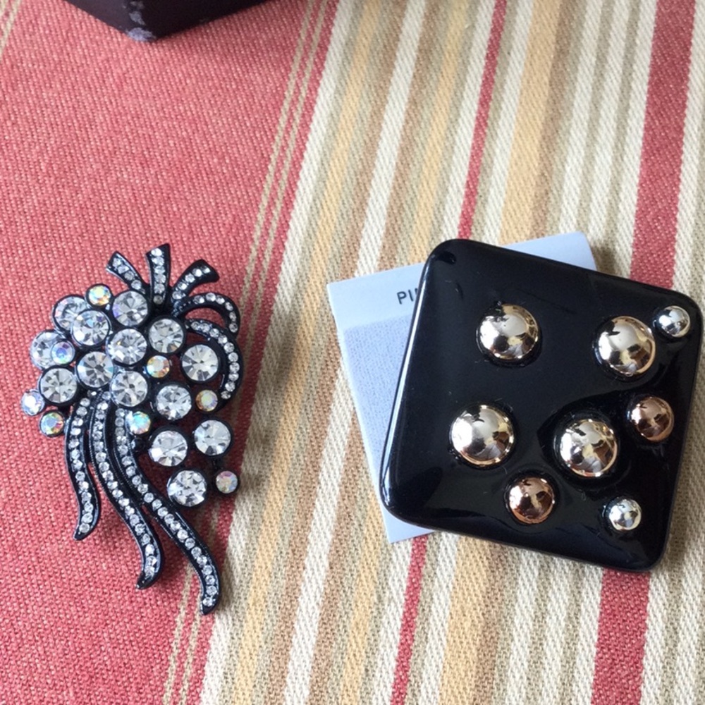Lot of 2 old stock brooches